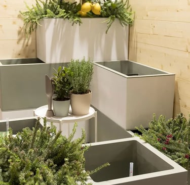 jardineras en fibra modernas en patio interior