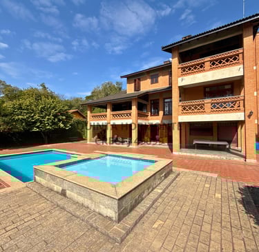 Vende-se luxuosa e sofisticada residência - alto padrão – acabamento em espécie de madeira nobre