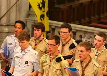 chorale de scouts entonnant des chants scouts