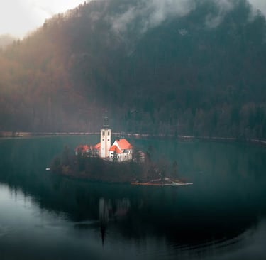 église dans la brume au milieu d'une île, symbolisant la spiritualité scoute catholique