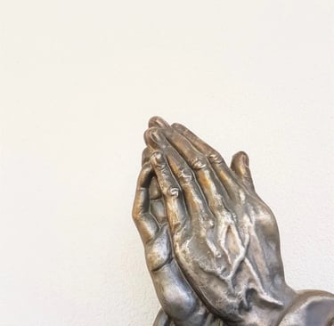 mains de statue qui prient