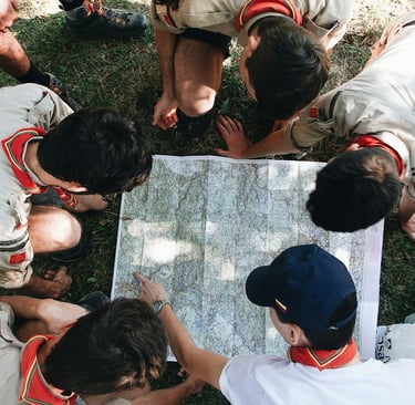 scouts de Toulouse regardant une carte et se débrouillant grâce à la pédagogie scoute