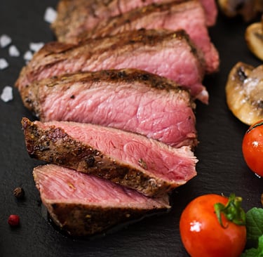 Fotografia in primo piano di una tagliata di manzo