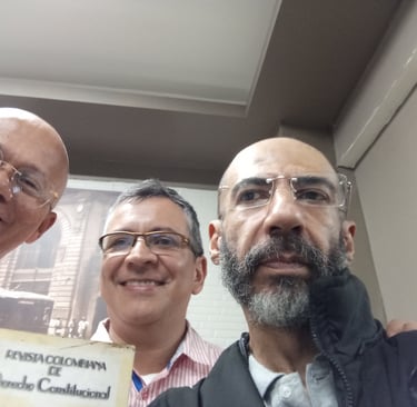 A la izquierda, el profesor Francisco Javier Zapata Vanegas, Codirector de la Revista,.
