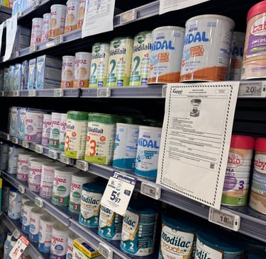 Llets infantils i cartells avisant de retirades