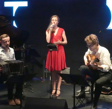 Franziska Graz singt eine Tango-Milonga mit Duonova beim Sommernachtsball des Theater Regensburg