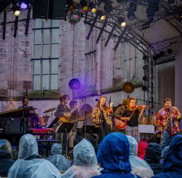 Franziska Graz mit dem Hermeto Pascoal Ensemble in der Katharinenruine Nürnberg