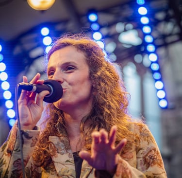 Franziska Graz mit dem Hermeto Pascoal Ensemble in der Katharinenruine Nürnberg