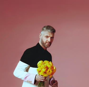 Portrait de Pierre Lapointe, chanteur québécois 2025 — visage expressif, micro à la main, ambiance d