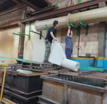 Trabajador manipulando tramo de cañería de fibra de vidrio. Material liviano y de fácil instalación.