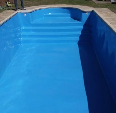 Plastificado Masterplas aplicado a las escaleras de la pileta de hormigón. Uniformidad y sellado total.