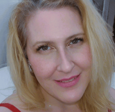 Simone the Hotwife - looking innocent