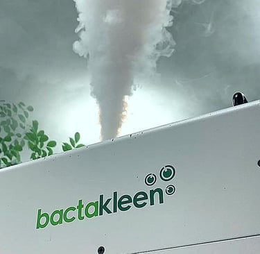Máquina de niebla fría Bactakleen en funcionamiento