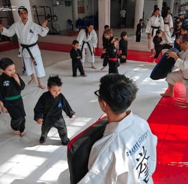 niños en edad temprana haciendo karate en sharks academy en narvarte