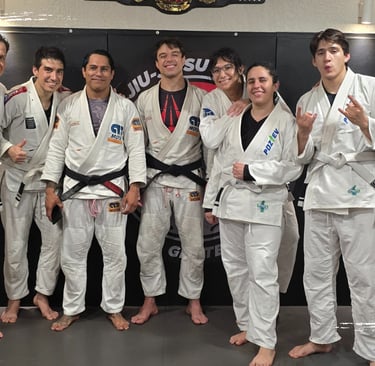 equipo de jiujitsu de sharks academy después de la graduación de jiujitsu