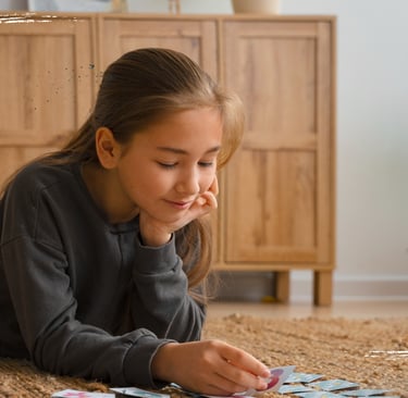 niña jugando en su casa en diciembre