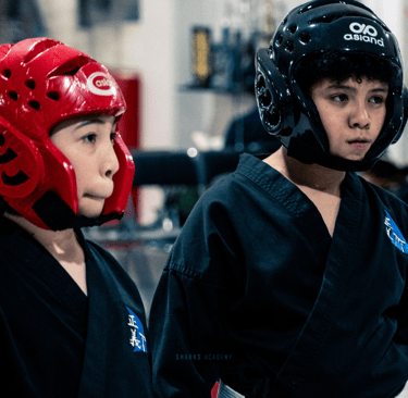 Niños con uniformes de combate preparados para hacer point fighting en narvarte