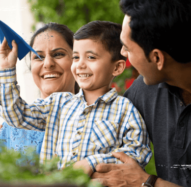 Familia disfrutando de niño que esta de vacacione