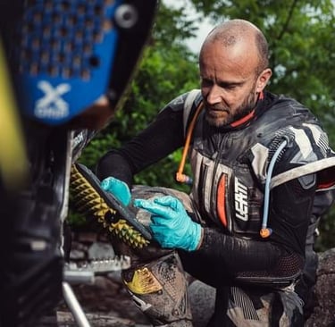 pilote nettoie filtre moto bivouac rally