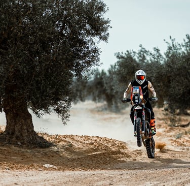 action shot moto rally oliviers sur piste gravier