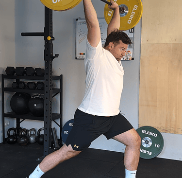 Mann hebt Hantel über Kopf, Clean and Jerk