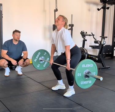 Ohne "Home-Gym" und schön kurz für dein Textfeld in Bielefeld:  „Frau beim Kreuzheben mit Eleik