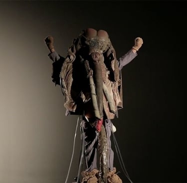 David Noir levant les bras dans son costume de pachyderme de "Défense du masque Ulin"