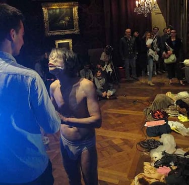 David Noir en singe accueille le public de la Nuit des Musées au Musée de la chasse à Paris | Photo Frédérique Lecerf