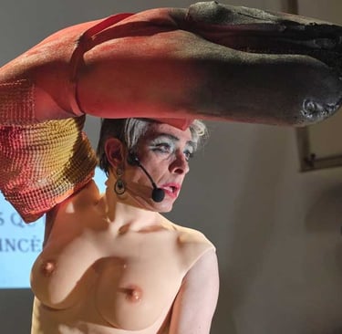 David Noir portant des seins en silicone et une pince de crâbe géante | Opéra Pastille | Photo Bernard Bousquet