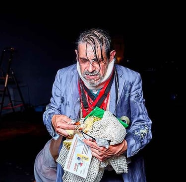 David Noir incarne Michel Durian pour la performance "Pardon je passe" au Générateur | Photo Bernard Bousquet