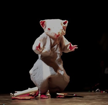David Noir en costume de rat pour la performance "Souris-moi"
