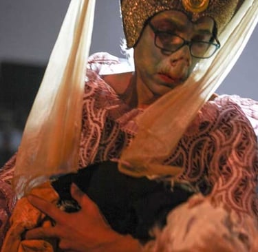 David Noir en duchesse grotesque porte son enfant mort dans les bras | Votre enfant n'a qu'un oeil | Photo Bernard Bousquet