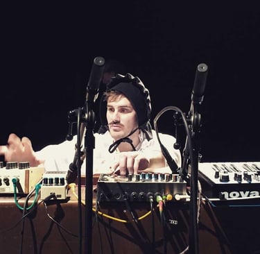 Christophe Imbs portant une coiffe de femme amish | Permission refusée | David Noir | Photo Bernard Bousquet