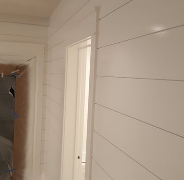 American Painting Specialist Fort Wayne, Indiana high-gloss white spray painted wood siding.