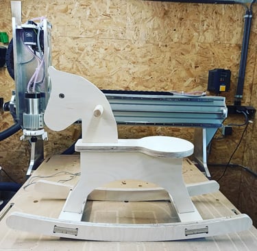 un cheval à bascule en bois et une CNC