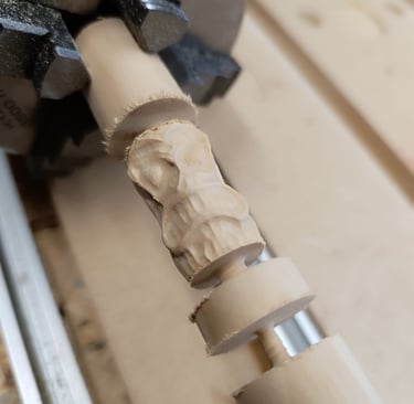 Figurine en bois massif usiné à la CNC