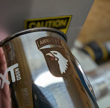 Gravure couleurs Mopa 101st Airborne sur tasse en inox