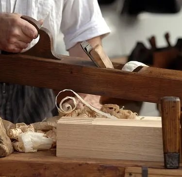 charpentier utilisant un rabot