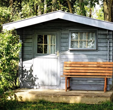 Cabane de jardin avec un banc en bois