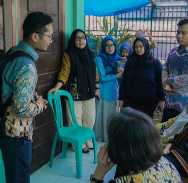 Petugas lapangan menyampaikan informasi edukasi kesehatan kepada warga dalam program sosialisasi lay