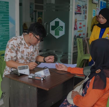 Perawat memeriksa tekanan darah pasien lansia dalam layanan kesehatan gratis di daerah terpencil