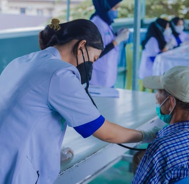Tenaga medis wanita memeriksa kesehatan pasien lansia dalam layanan kesehatan gratis di daerah t