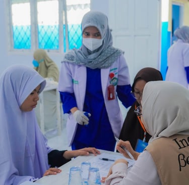 Dokter memberikan edukasi kesehatan dan konsultasi kepada masyarakat dalam layanan kesehatan