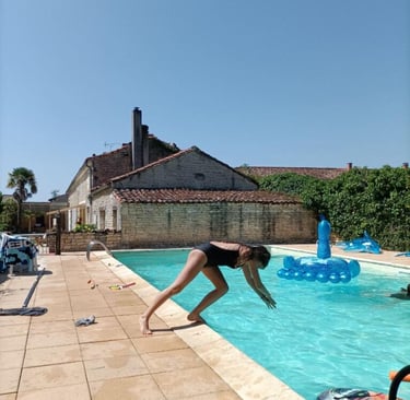 la piscine de la metairie ensoleillee à barbezieres