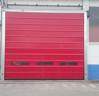 Porta ad impacchettamento verticale per grandi aperture, con rinforzi per resistenza al vento e ma
