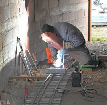Urs assemble les rails dans le tunnel