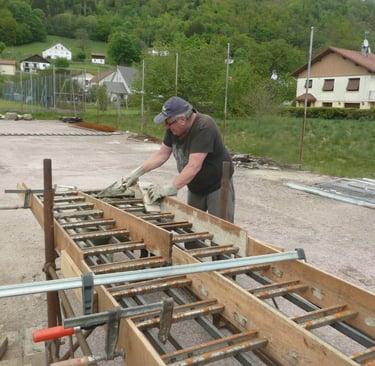 Remplissage de béton dans les traverses de rails