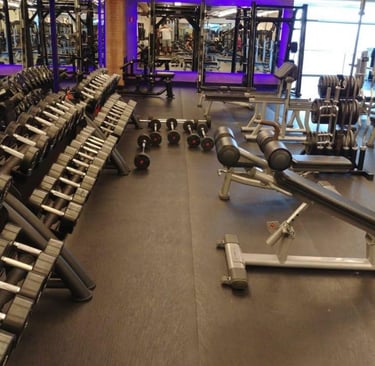 Piso PVC preto em rolos sob meddia para academia e espaços fitness