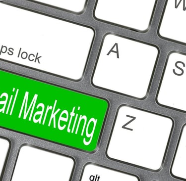 imagen de un teclado con una tecla de email marketing