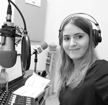 Imagen de Ana Gómez trabajando en un estudio de radio